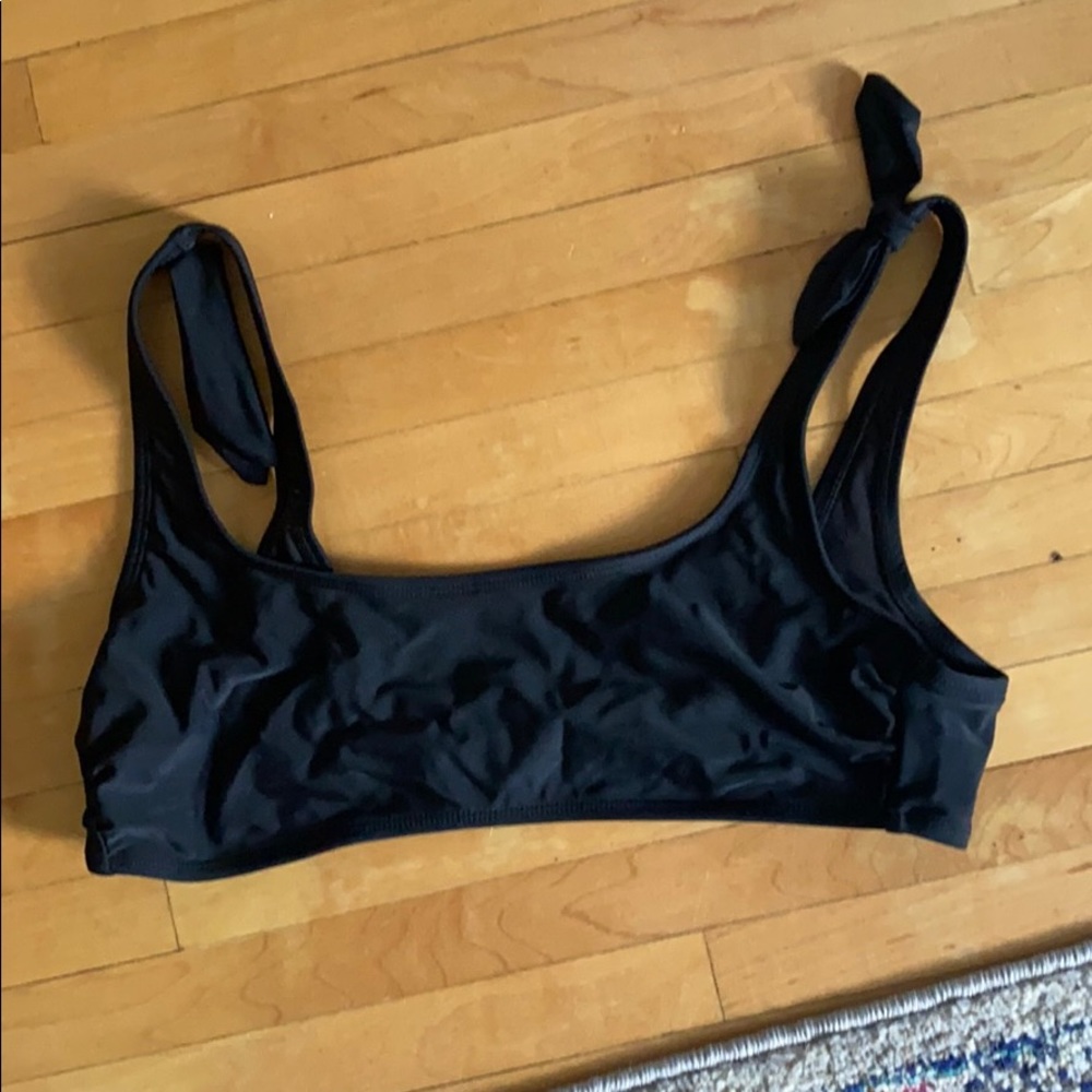 Black bikini top.